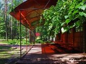 просторная мощенная площадка